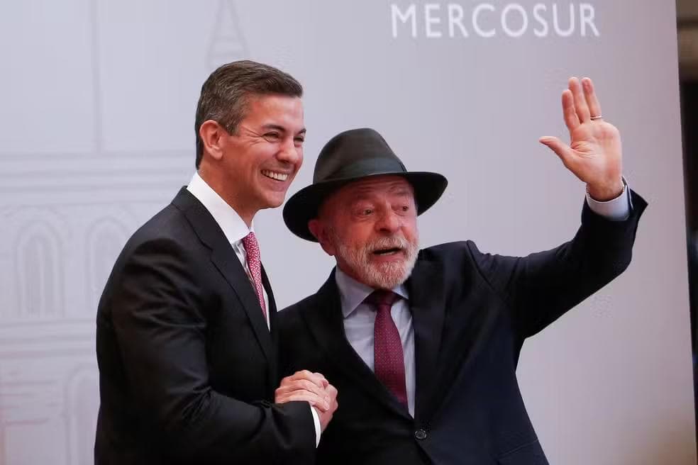 Santiago Peña e Lula em encontro do Mercosul — Foto: Reuters