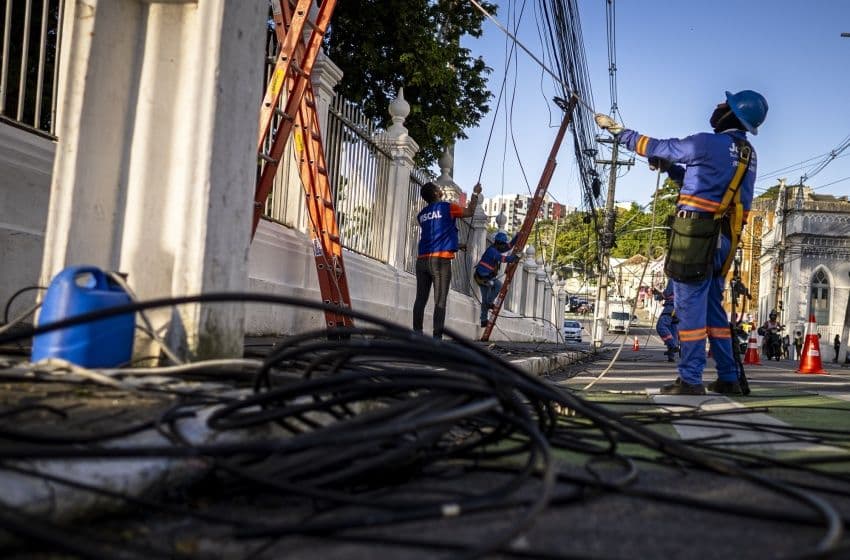 Desde o início da ação, mais de 95 quilômetros de fios e cabos inservíveis foram retirados dos postes de Maceió. Foto: Alisson Frazão/Secom Maceió