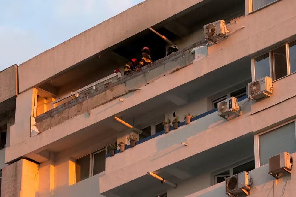 Bloco residencial após um drone atingir um prédio perto da fronteira com a Ucrânia, em Galati, na Romênia — Foto: Inquam via REUTERS