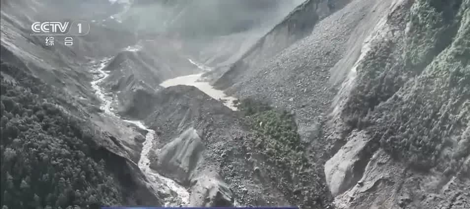 Mais de 1.300 pessoas estão desaparecidas no Nepal e na China após as devastadoras inundações no Himalaia • REUTERS