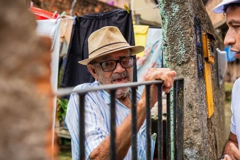 Senhor Reginaldo celebra melhorias na Grota da Macaxeira. Foto: Felipe Sóstenes/ Secom Maceió