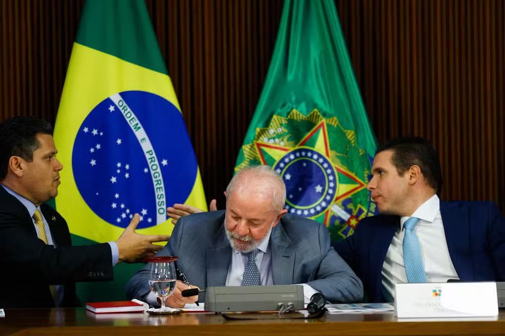 Lula entre Davi Alcolumbre (União Brasi-AP)(e) e Hugo Motta (Republicanos- PB) em 21/05/2025 — Foto: Wilton Junior/Estadão Conteúdo