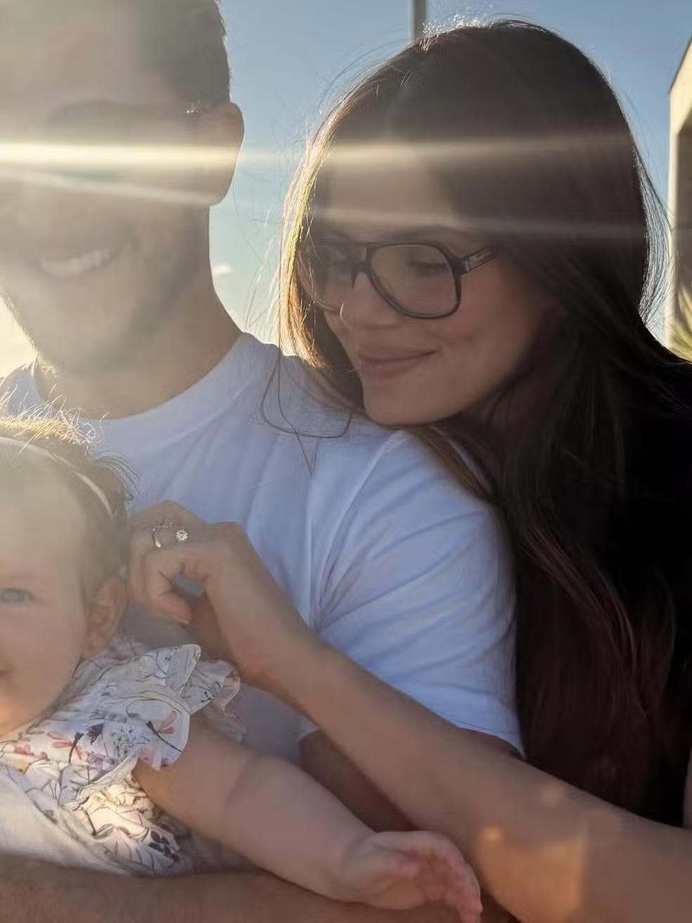 Camila Queiroz, Kleber Toledo e Clara — Foto: Reprodução / Instagram