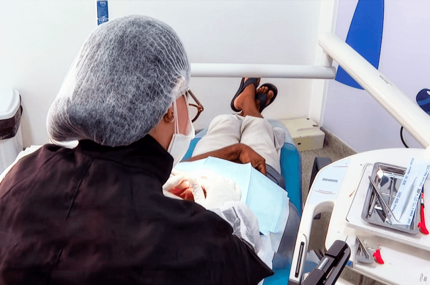 Atendimento porta aberta do programa Sorriso da Gente marca um novo momento para a saúde bucal de Maceió, aproximando os maceioenses dos serviços odontológicos especializados pelo SUS. Foto: Reprodução TV Pajuçara