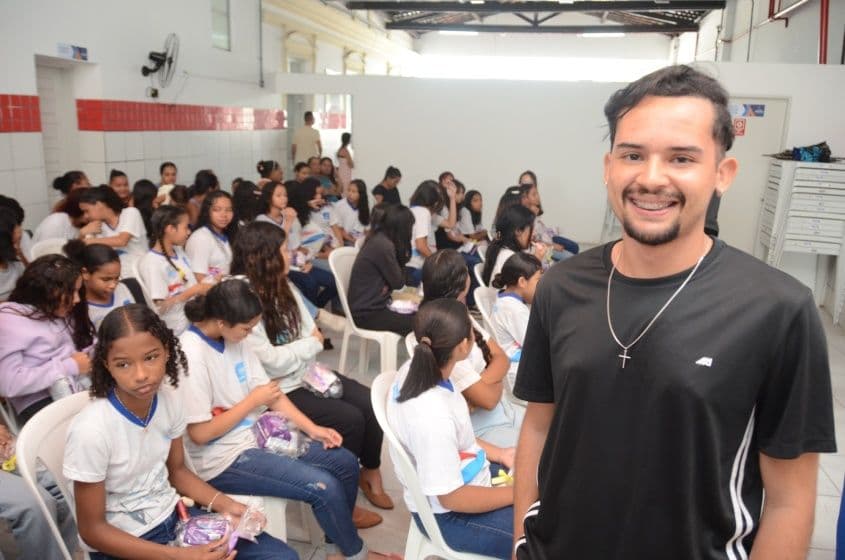Educador social, Aislan de Farias, destaca que roda de conversa amplia conhecimento dos participantes. Foto: Beto Macário/ Secom Maceió