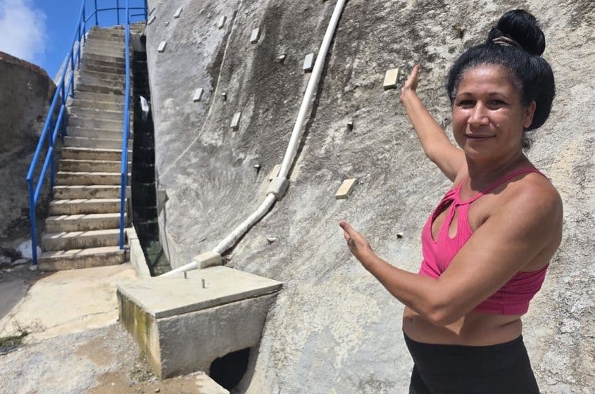 Cleonice Amaral na encosta próxima a sua residência, com estrutura de contenção pronta e escadaria revitalizada. Foto: Beto Macário/Secom Maceió