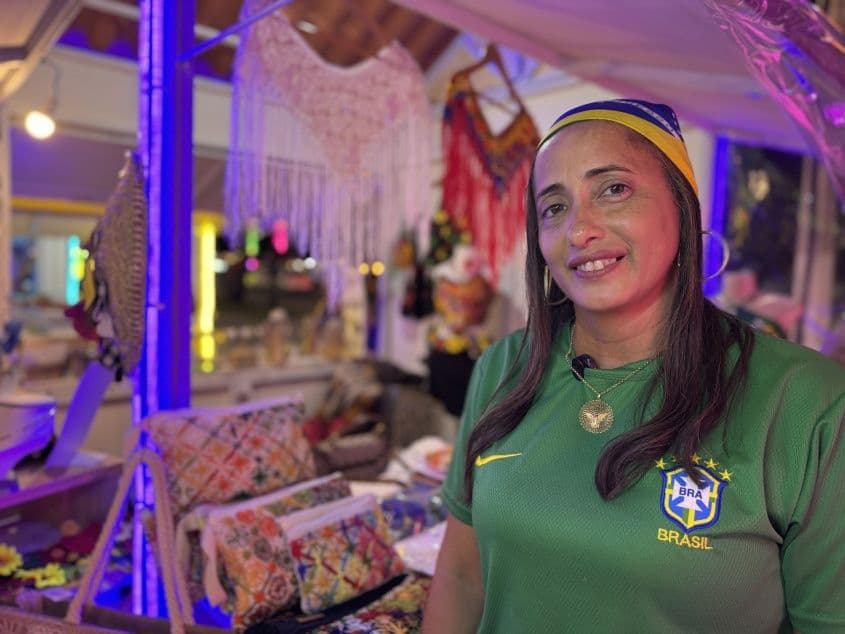 Aurilene Duarte, artesã do Pontal da Barra, especialista no tradicional bordado filé. Foto: Bia Rodrigues