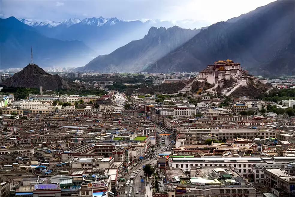Vista da cidade de Lhasa, na Região Autônoma do Tibete, no sudoeste da China, em 15 de junho de 2023. — Foto: Crédito: Xinhua.