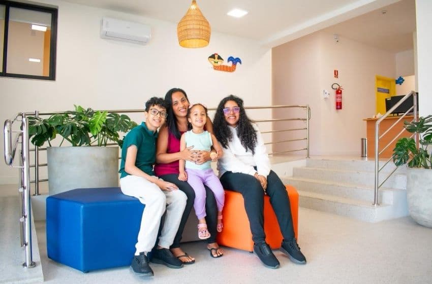 Gláucia Nascimento tem três crianças autistas atendidas na unidade e diz que a chegada da Casa do Autista representou uma mudança significativa na vida da família. Foto: David Silas/Ascom Maceió Saúde