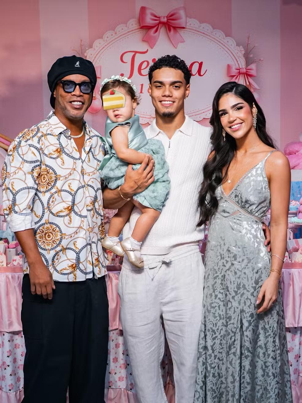 Ronaldinho Gaúcho com a neta, a nora e o filho — Foto: Reprodução Instagram