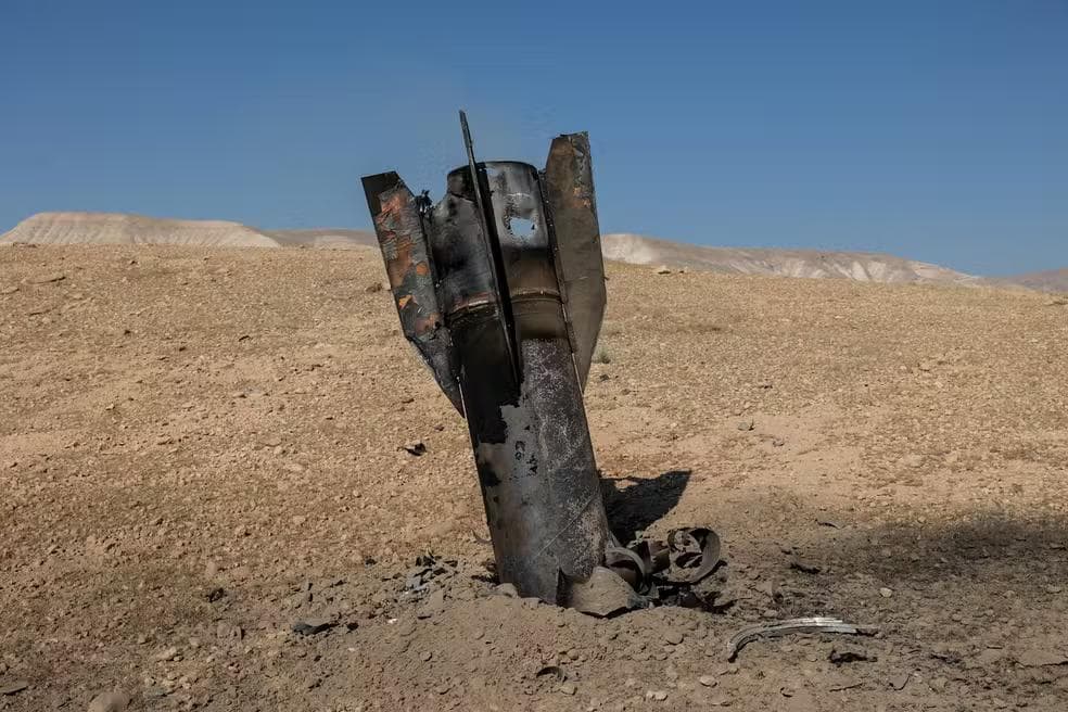 Parte de um míssil sobressai do solo, após ataques vindos do Irã, na região central da Cisjordânia, em 8 de junho de 2026. — Foto: REUTERS/Naama Stern