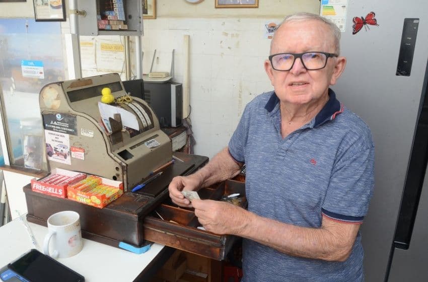 Seu Moacir tem a Lanchonete Caldilar há 66 anos no Jaraguá e vai aproveitar o São João Massayó para aumentar o faturamento. Foto: Beto Macário/ Secom Maceió
