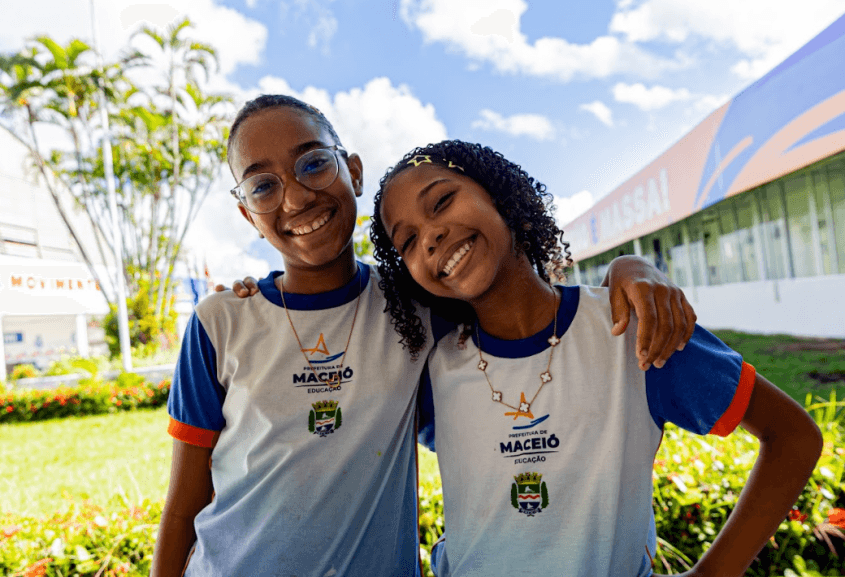 Isabelle e Ayane se apaixonaram pelo Gigantão. Foto: Carol Cordeiro/Ascom Semed