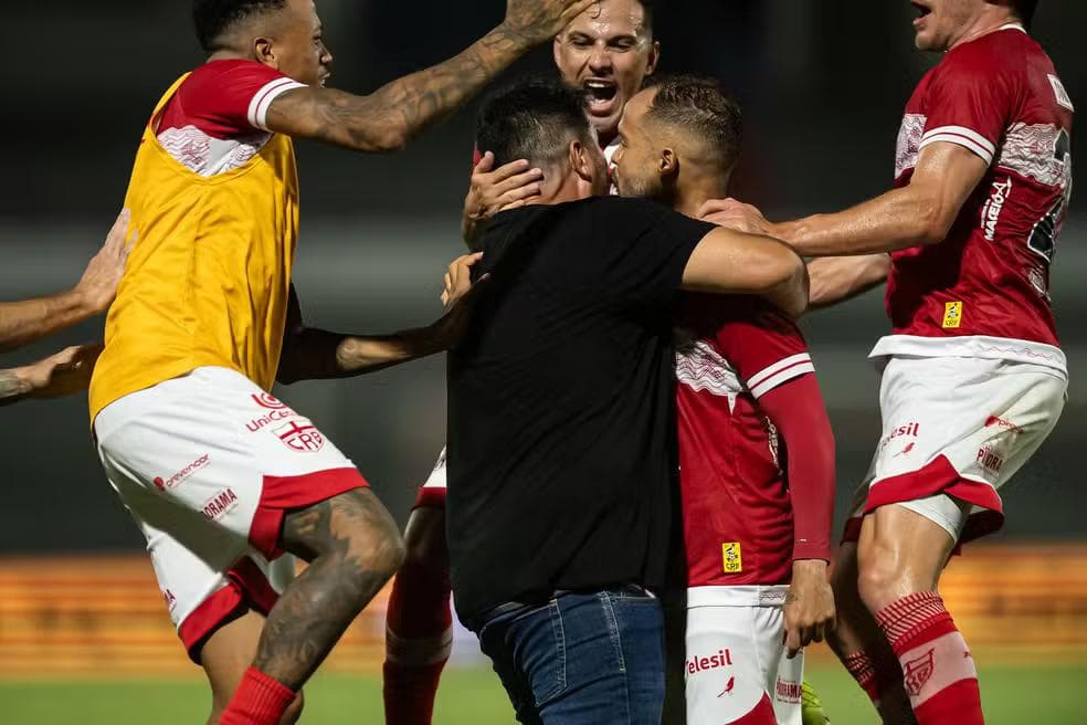 Douglas Baggio comemora gol do CRB — Foto: Francisco Cedrim/ASCOM CRB