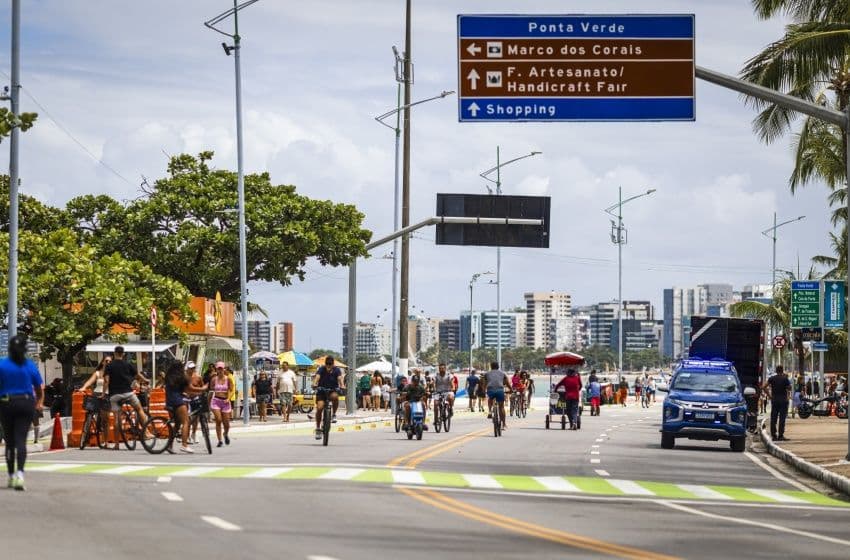 Projeto passa a funcionar das 17h até as 23h aos sábados, ampliando o espaço de lazer, esporte e convivência na orla de Maceió. Foto: Alisson Frazão / Secom Maceió.