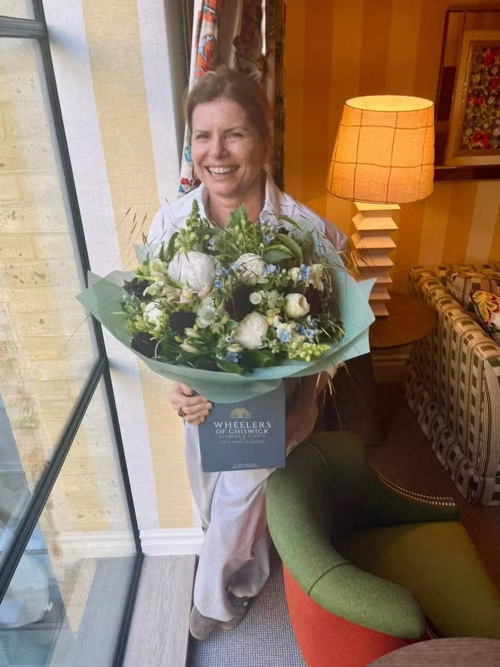 Debora Bloch ganha buquê de flores — Foto: Reprodução/ Instagram @deborablochoficial