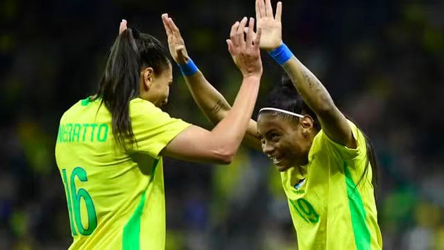 Bia Zaneratto e Tainá Maranhão comemoram gol do Brasil contra Estados Unidos (Foto: Marcos Ribolli)