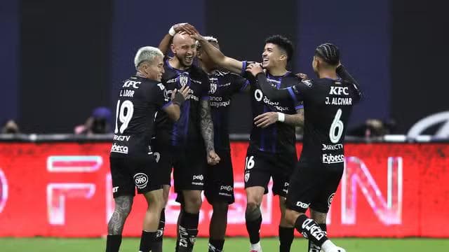 Charli González é comemorado pelos companheiros após fazer o segundo gol do Independiente del Valle (Foto: EFE)