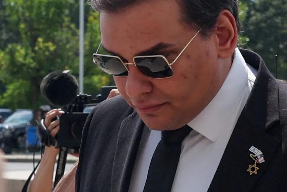Deputado cassado George Santos chega ao tribunal • 19/08/2024REUTERS/Shannon Stapleto