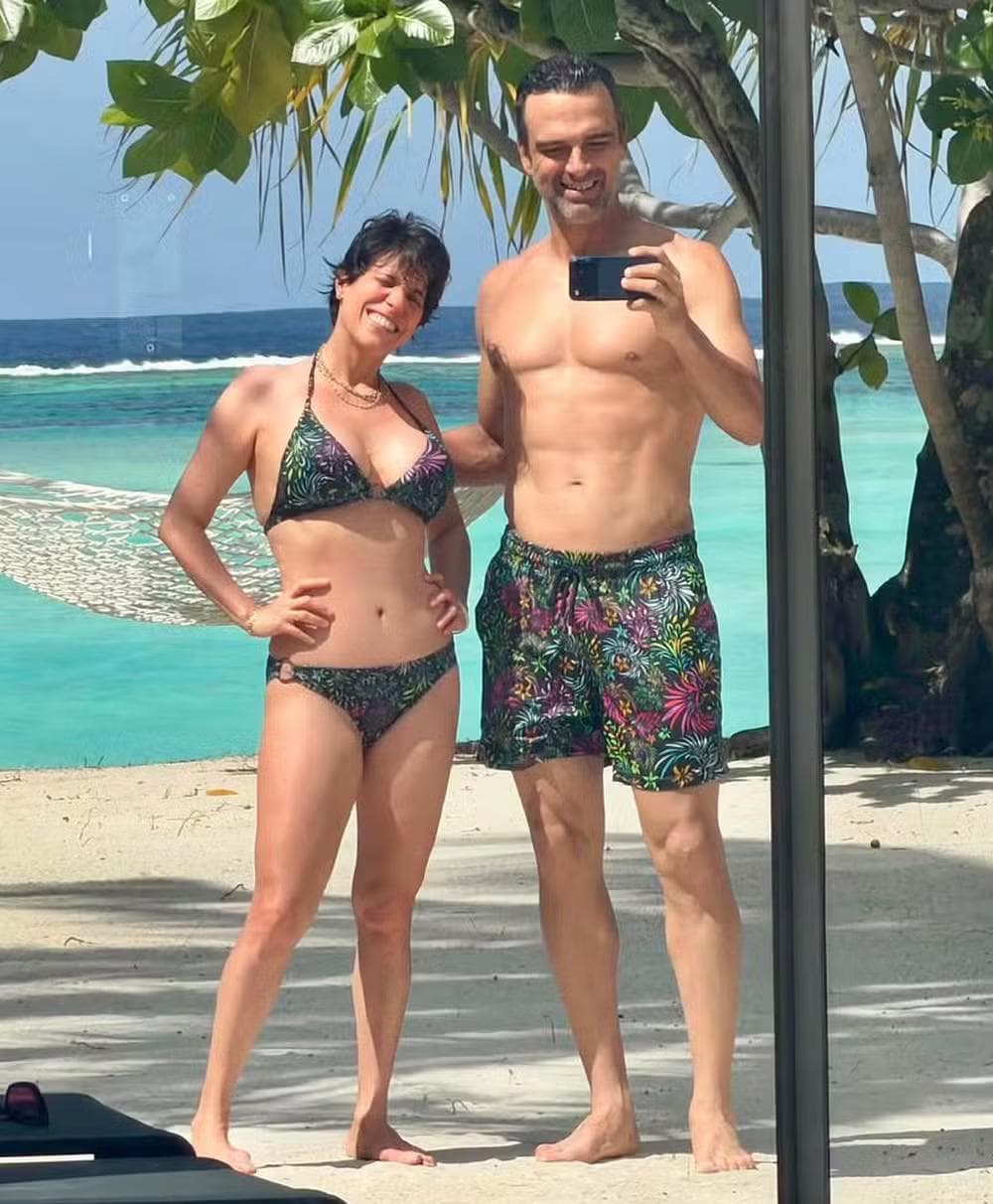Tadeu Schmidt impressiona com corpo sarado em viagem ao lado da mulher — Foto: Reprodução/Instagram