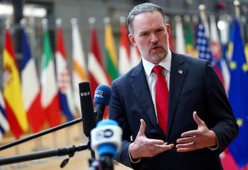Representante Comercial dos EUA, Jamieson Greer, fala à imprensa no dia em que participa de um almoço de trabalho com ministros do comércio da UE, em Bruxelas, Bélgica, 24 de novembro de 2025. — Foto: Piroschka van de Wouw/Reuters