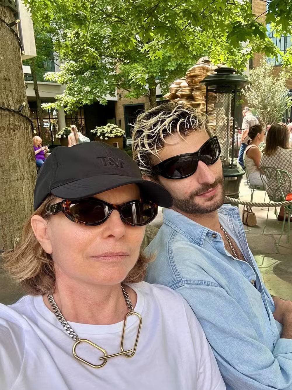 Debora Bloch curte Londres com o filho, Hugo Anquier — Foto: Reprodução/Instagram