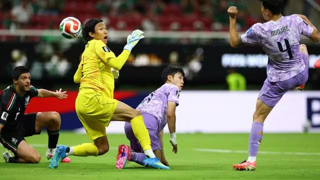 Kim Seung-gyu falha em gol do México contra a Coreia do Sul (Foto: REUTERS/Daniel Becerril)