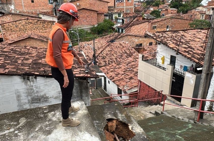 Equipes da Defesa Civil de Maceió realizam monitoramento e vistorias em áreas de risco para identificar possíveis sinais de instabilidade e orientar moradores. Foto: Defesa Civil Maceió