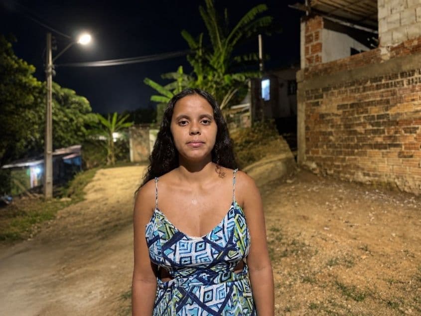 Girliane Maria, em rua totalmente iluminada. Foto: Bia Rodrigues / Ascom Ilumina