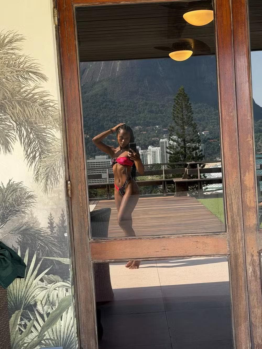 Duda Santos posa em frente ao espelho — Foto: Reprodução/ Instagram @dudasantossd