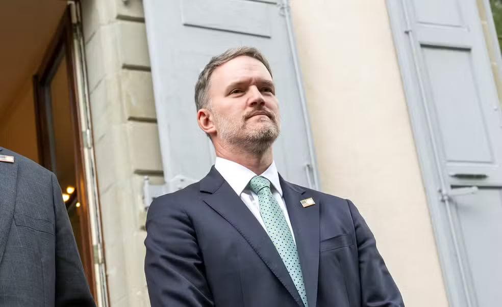O Secretário do Tesouro dos EUA, Scott Bessent, e o representante de comércio dos EUA, Jamieson Greer, falam à imprensa após negociações comerciais com a China em Genebra — Foto: Martial Trezzini/Handout via Reuters