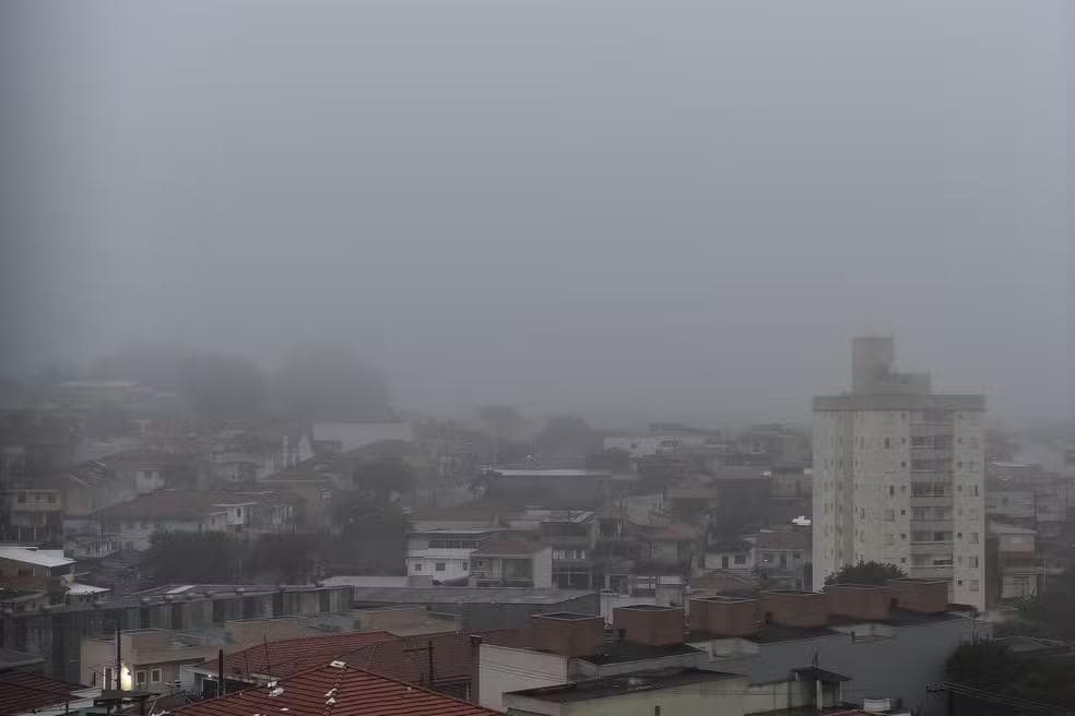 Forte nevoeiro e frio na Zona Norte de São Paulo na manhã da última sexta feira (26) — Foto: Roberto Casimiro/Fotoarena/Estadão Conteúdo