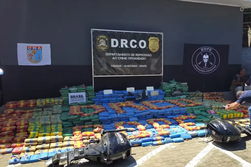 Polícia apreende fuzil e mais de 2,5 toneladas de droga no interior do AM — Foto: Foto: Natália Póvoas/Rede Amazônica
