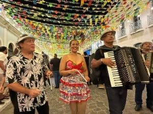 Soleana, cantora da banda Sol Brilhando no Forró, celebrou a abertura do São João Raiz e destacou a importância do incentivo aos artistas locais. Foto: Ascom FMAC