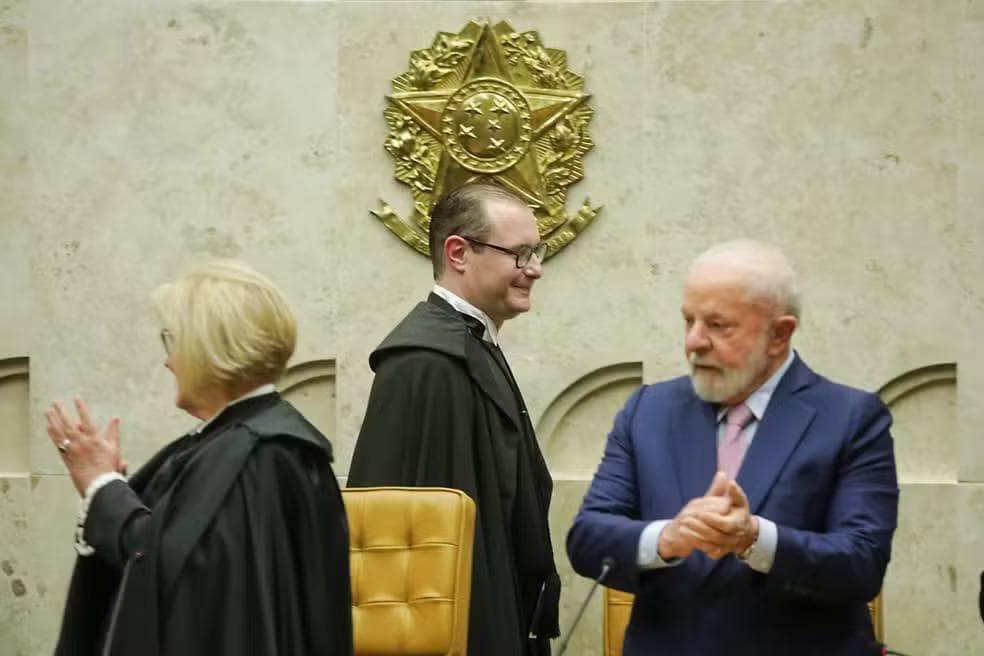 Rosa Weber, Lula e Cristiano Zanin durante a posse do ex-advogado