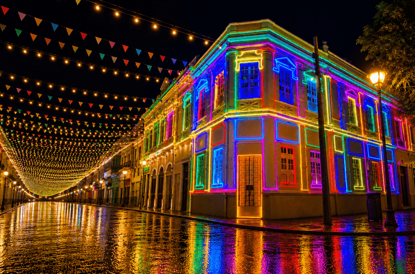 Ornamentação traz brilho de uma das épocas mais aguardadas do ano para a tradicional Rua Sá e Albuquerque. Foto: Douglas Jr/ Ilumina Maceió