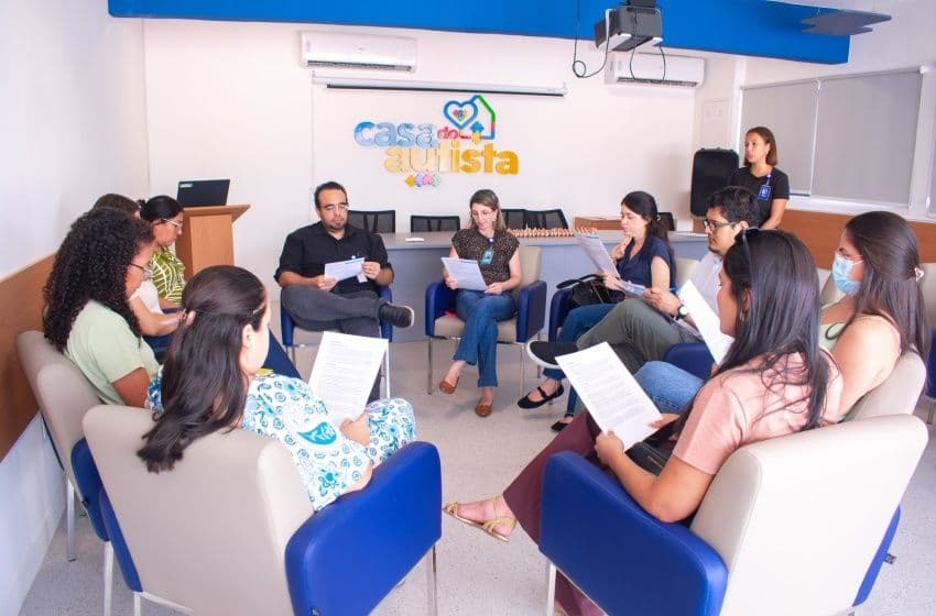 Reuniões entre os profissionais da Casa do Autista permitem discutir casos individualmente. Foto: David Silas/Ascom Maceió Saúde
