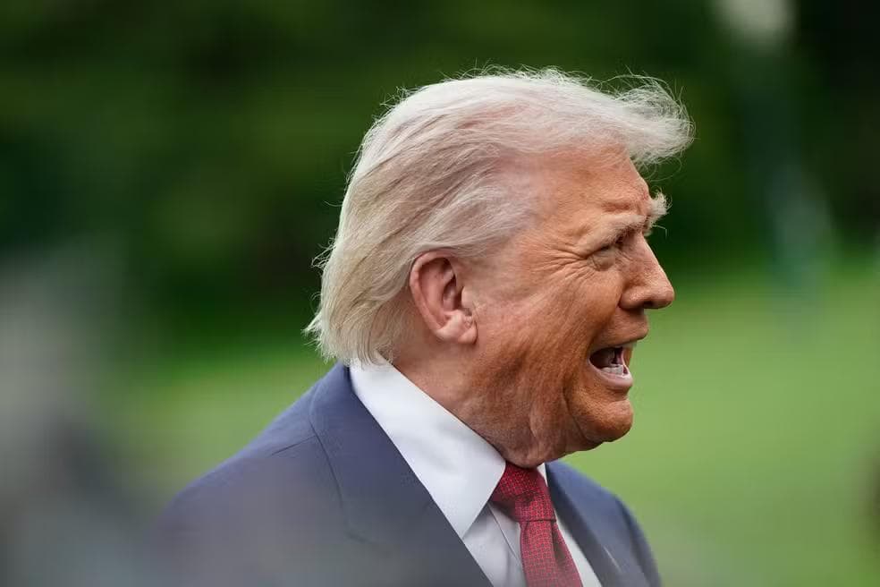 Donald Trump conversa com repórteres na Casa Branca na sexta, 8 de maio. — Foto: Elizabeth Frantz / Reuters