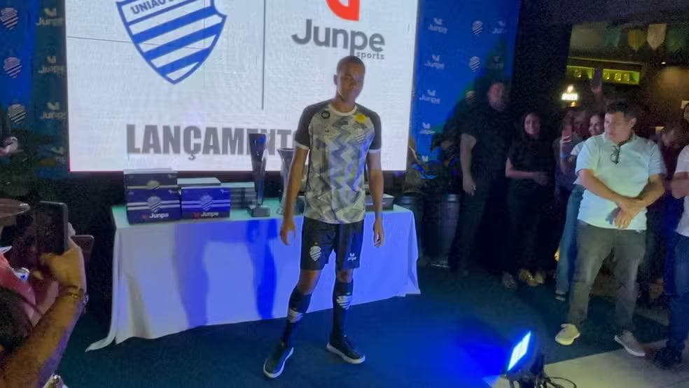 Linha camisa de treinos de goleiros do CSA 2026 — Foto: Denison Roma/Ge