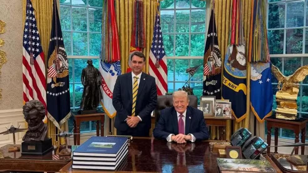 Flávio Bolsonaro se encontrou com Trump na Casa Branca na terça-feira (27/5). — Foto: REPRODUÇÃO/INSTAGRAM/@FLAVIOBOLSONARO via BBC