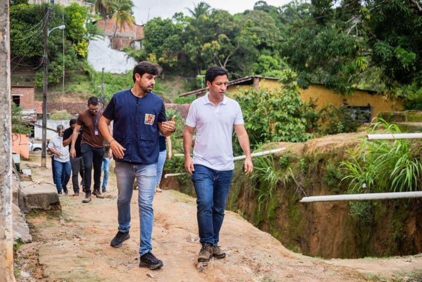 Prefeito Rodrigo Cunha em visita à obra na Grota da Alegria. Foto: Secom Maceió