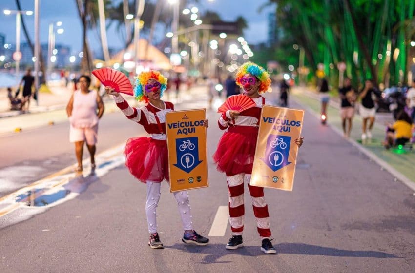 Ação educativa orienta população sobre uso de faixas da Orla Aberta. Foto: Itawi Albuquerque/ Secom Maceió