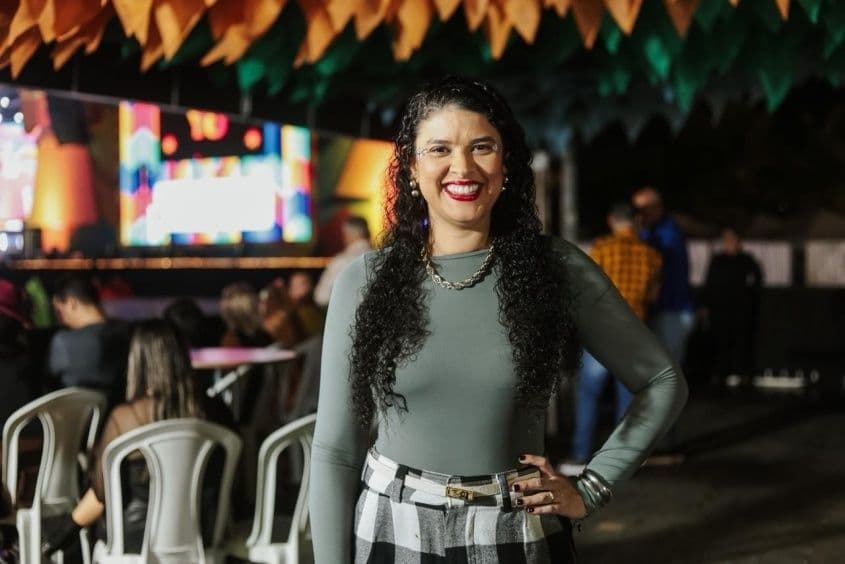 A secretária municipal da Mulher, Pessoas com Deficiência, Idosos e Cidadania, Sarah Nunes, acompanha a estrutura e o funcionamento do Camarote PCD no São João Massayó. Foto: Mariel Matias/Secom Maceió