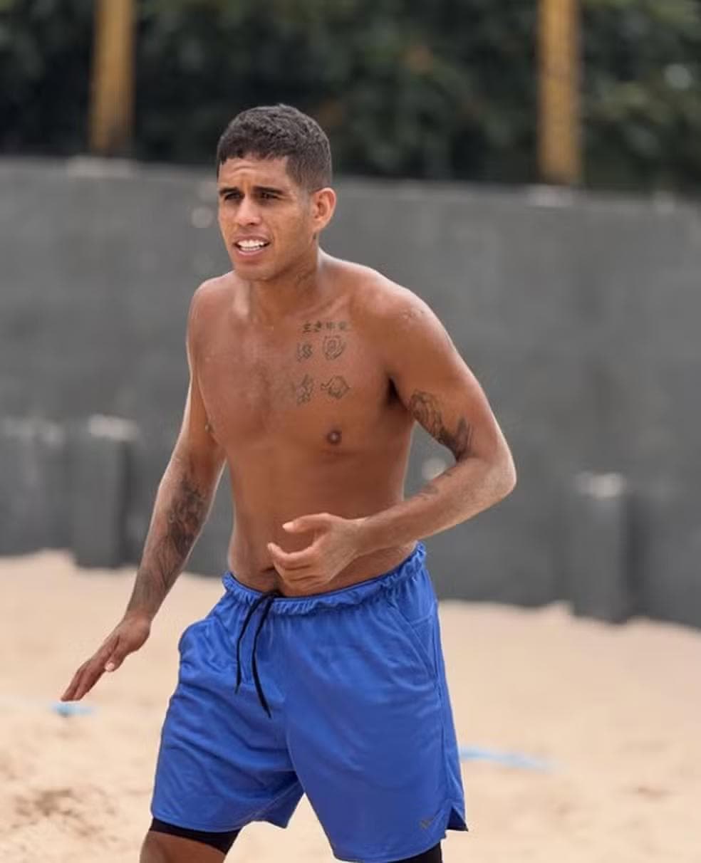 Gaab depois da transformação física. Cantor atribui parte da mudança à prática do futevôlei. — Foto: Redes sociais