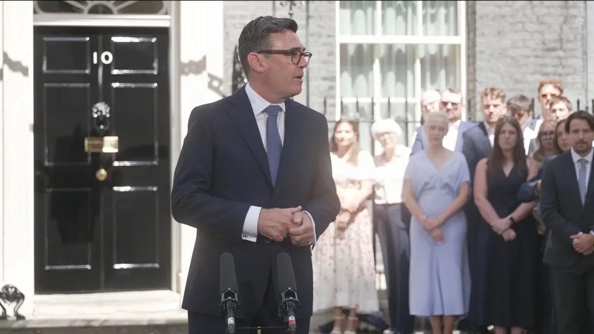 Andy Burnham discursa em Downing Street - Foto: Reuters