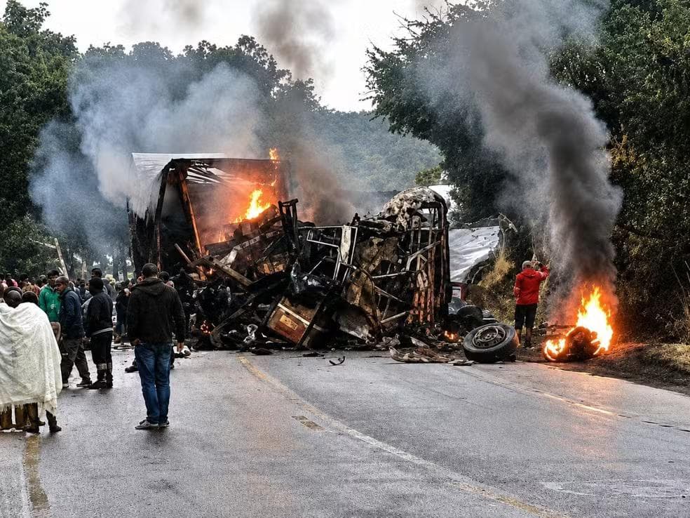 Acidente entre carreta e ônibus na BR-251 — Foto: Corpo de Bombeiros Militar