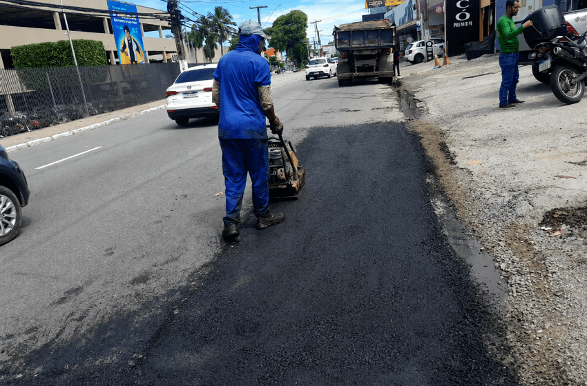Operação Tapa-Buraco recupera trecho danificado na Avenida Comendador Gustavo Paiva. Foto: Ascom Seminfra