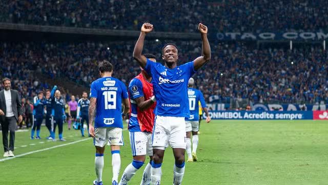 Sinisterra comemora gol pelo Cruzeiro (Foto: Alessandra Torres/AGIF)
