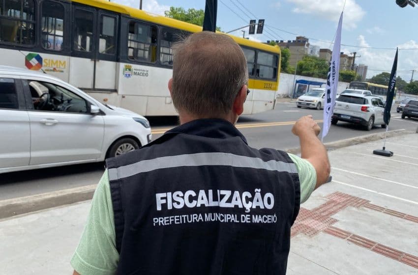 Durante a operação, estruturas que dificultam a circulação de pedestres, como piquetes, cavaletes, placas e outros tipos de barreiras arquitetônicas. Foto: Ascom Semsc