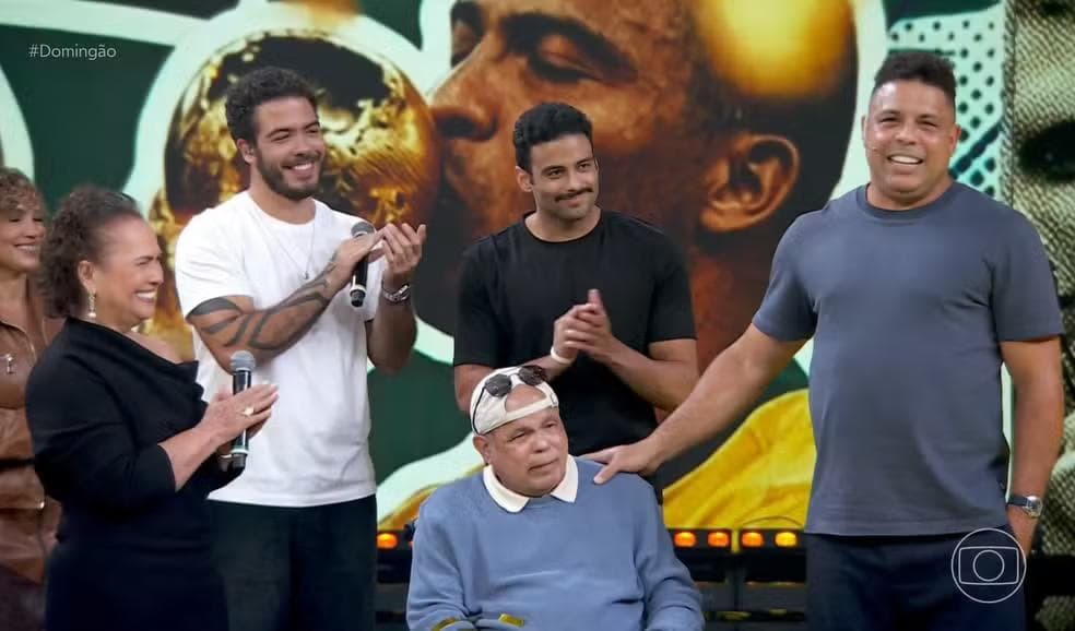 Ronaldo recebe surpresa e se emociona com família no palco do Domingão com Huck — Foto: Globo